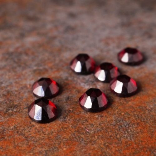 Facetted Garnet cabochons stimulates willpower, intuition, safety and trust